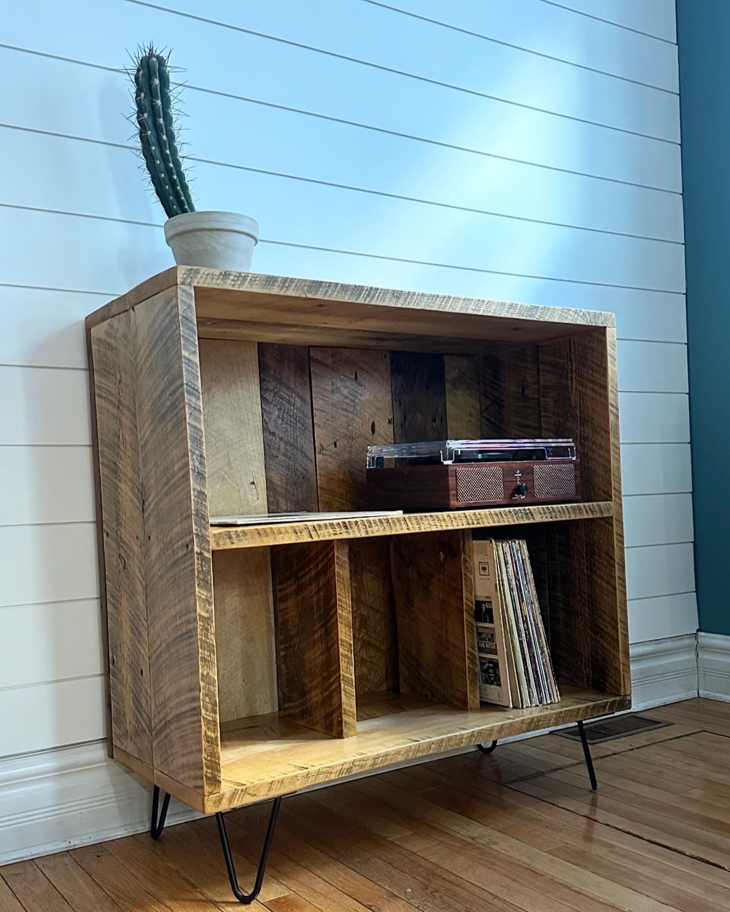 3’ L Rustic Reclaimed Barn Wood Media / Vinyl Stand